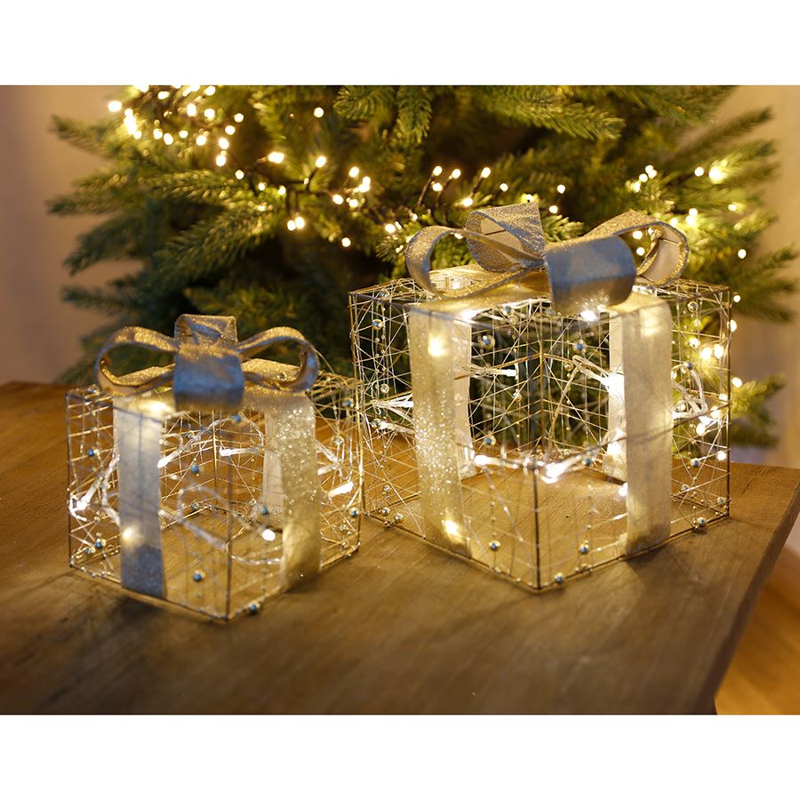 Weihnachtsdeko Draht-Geschenk mit 20 LEDs 20x20x23cm Silber