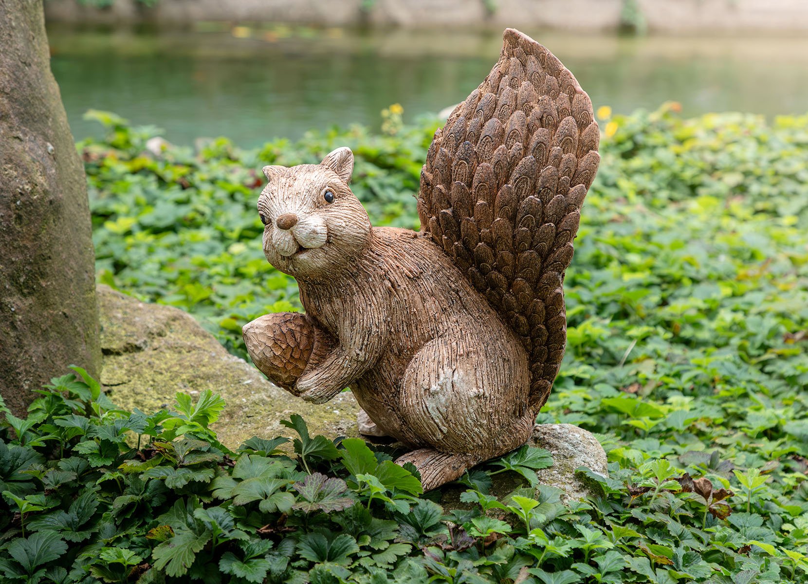 Dekofigur Eichhörnchen in Holzoptik 32cm